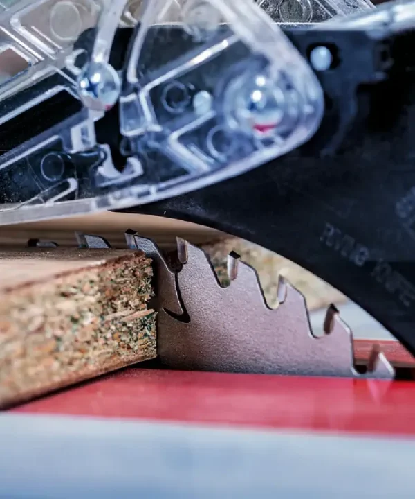 Detalj aku kružne pile za drvo s preciznim zubima i motorom.