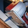 Bosch kružna pila za čelik EXPERT Steel 160-230 mm na radnom stolu.