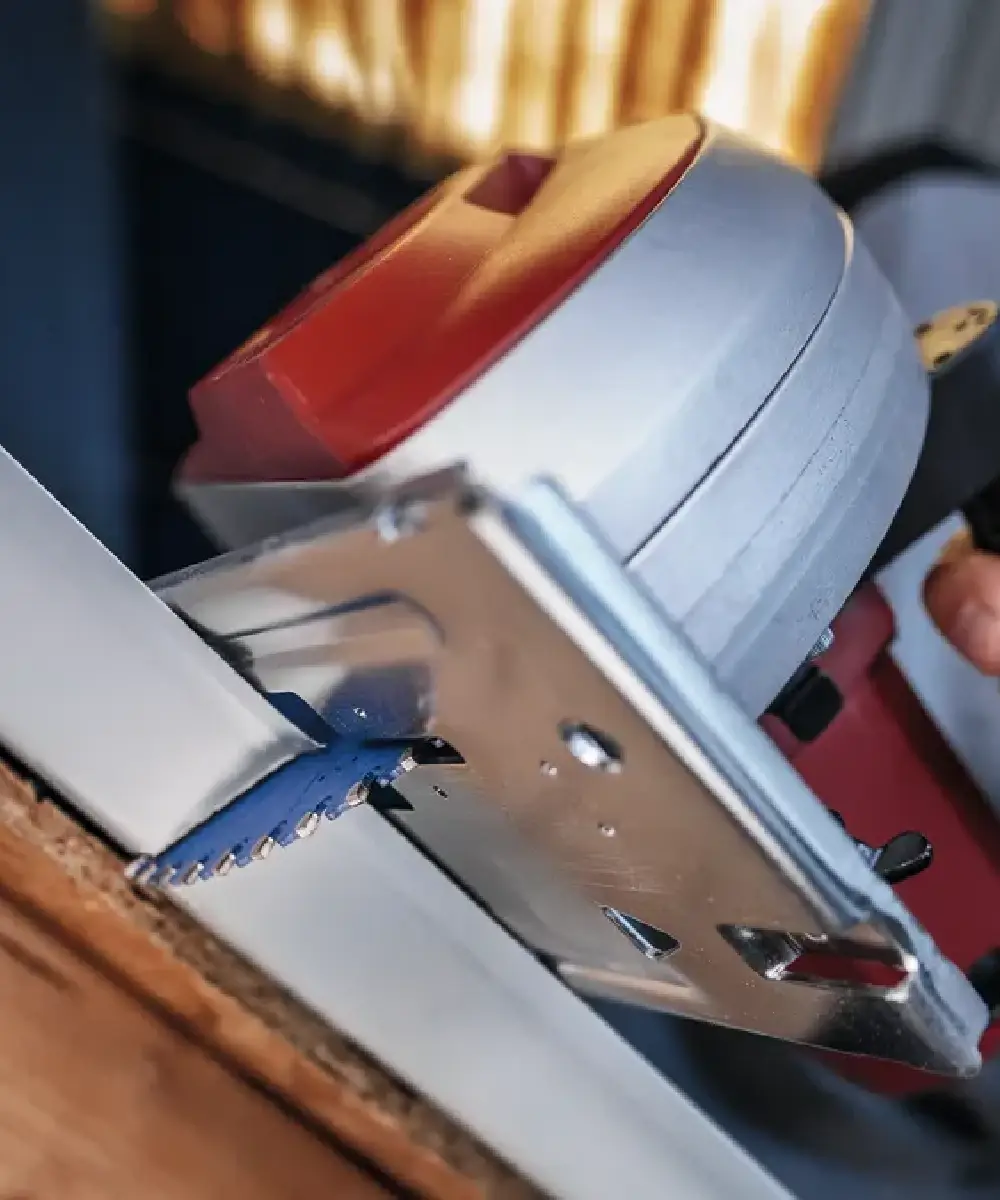 Bosch kružna pila za čelik EXPERT Steel 160-230 mm na radnom stolu.