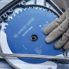 Detalj Bosch kružne pile za čelik s plavom pločom i zupcima.