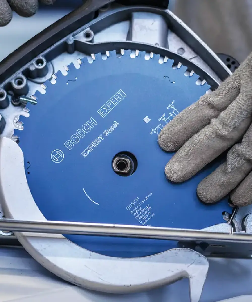 Detalj Bosch kružne pile za čelik s plavom pločom i zupcima.