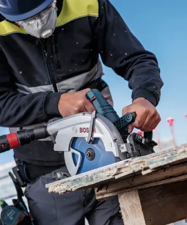 Radnik koristi BOSCH kružnu pilu za rezanje aluminija na gradilištu.