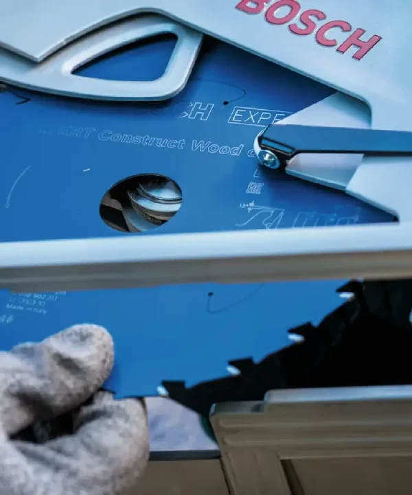Bosch kružna pila za aluminij EXPERT Aluminium s plavom pločom i oštricom.