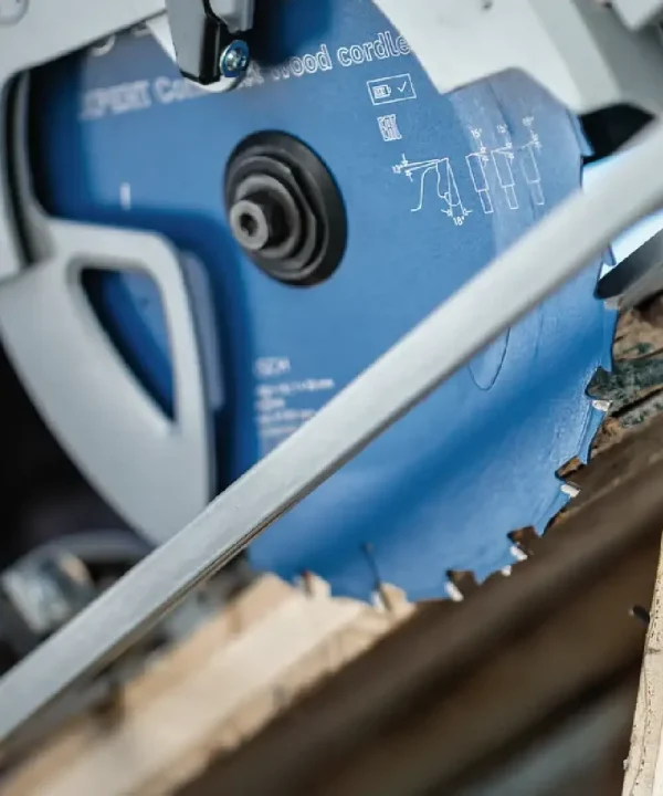BOSCH kružna pila za aluminij s plavom kućištem i oštricom od 250-254 mm.