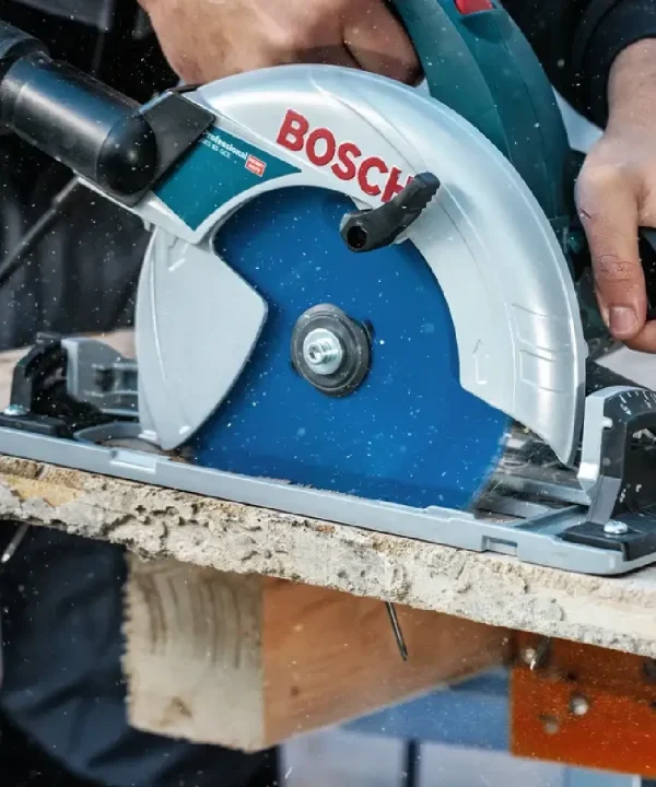 Bosch ručna kružna pila za drvo na radnoj površini, prikazuje precizno rezanje.