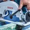 Bosch akumulatorska kružna pila za drvo u upotrebi, precizno rezanje.