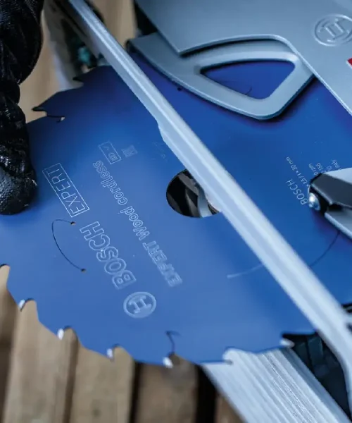 Bosch akumulatorska kružna pila za drvo s plavom oštricom i metalnim tijelom.