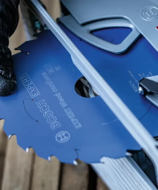 Bosch akumulatorska kružna pila za drvo s plavom oštricom i metalnim tijelom.