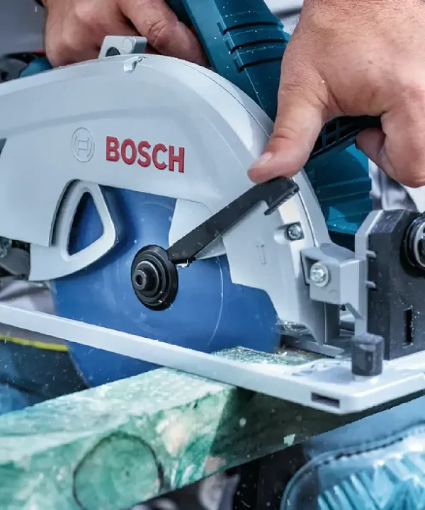Bosch akumulatorska kružna pila za drvo u upotrebi, precizno rezanje.
