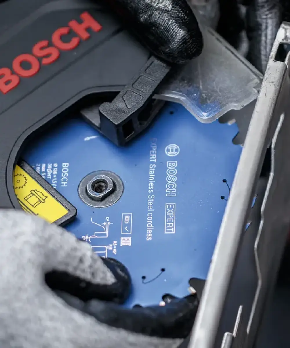 Bosch kružna pila za inox EXPERT Steel s plavom pločom i oštricom od 136-203 mm.
