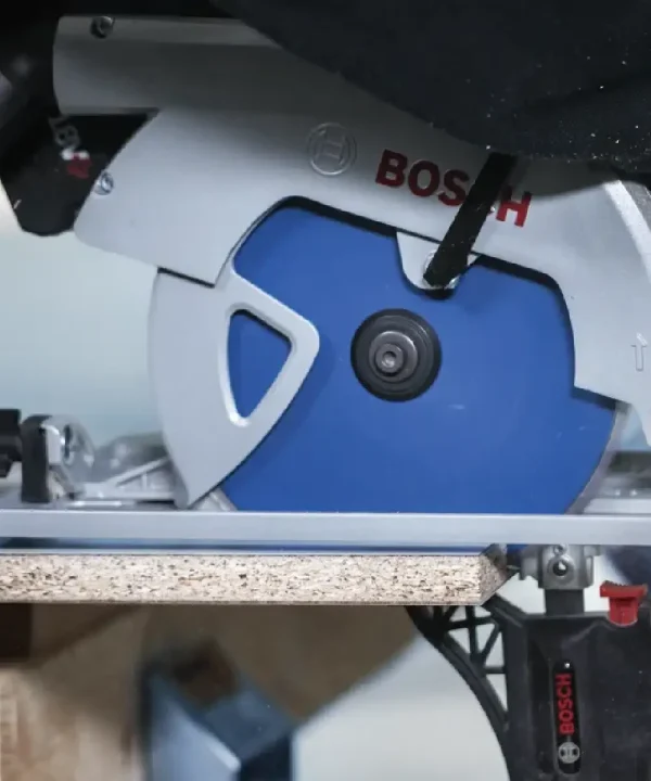 BOSCH akumulatorska kružna pila za rezanje iverice, prikazana na slici.