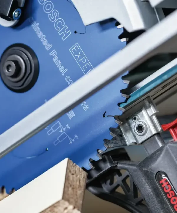 Bosch kružna pila za oplemenjenu ivericu EXPERT Laminated Panel s oštricama i motorom.