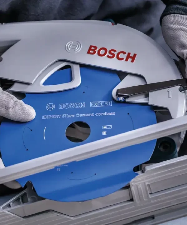 Bosch kružna pila za vlaknocementne ploče EXPERT s plavom i sivom bojom, prikazana u radnom okruženju.