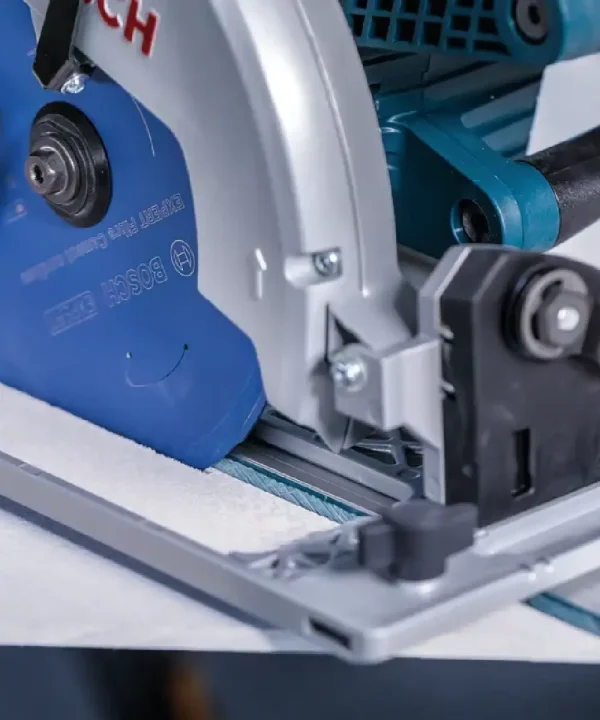 Bosch kružna pila za vlaknocementne ploče s oštricom i vodilicom.