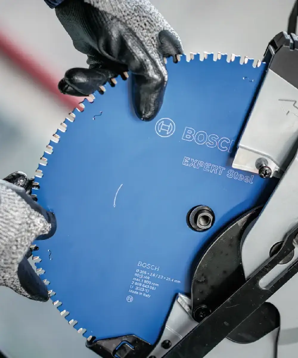 Kružna pila Bosch EXPERT Steel za rezanje čelika, plava boja, s oznakama i zubima.