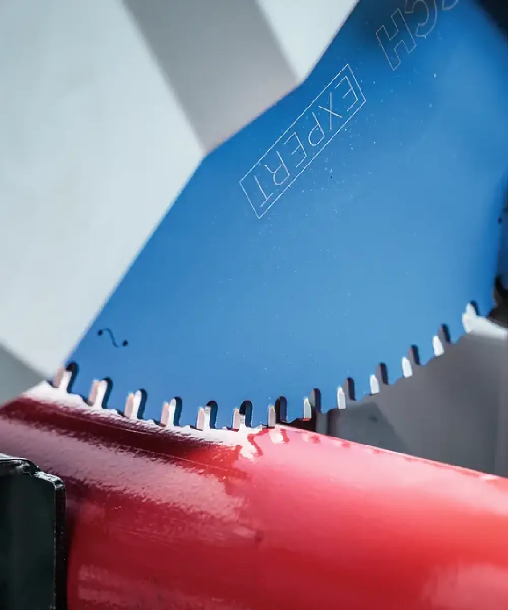 BOSCH EXPERT Steel pilu za suho rezanje čelika s plavom oštricom i crvenim tijelom.