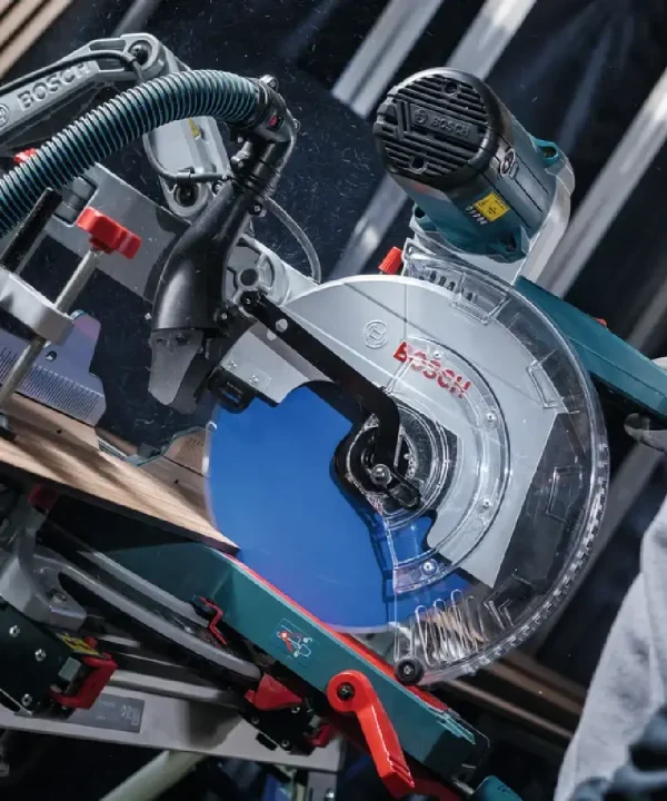 Bosch akumulatorska kružna pila za rezanje HPL ploča i laminata, snažna i precizna.