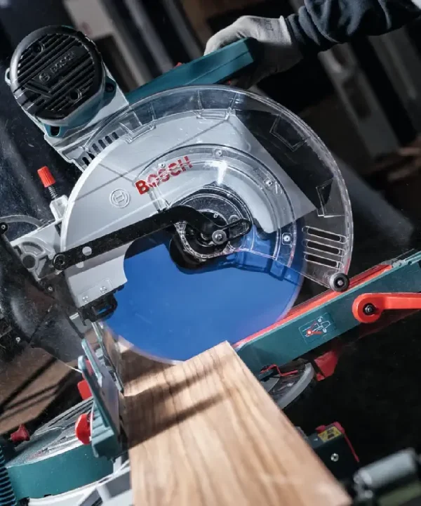 Bosch kružna pila za rezanje HPL i laminata, profesionalni alat za građevinare.
