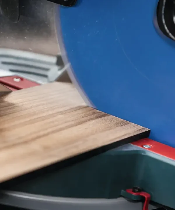Kružna pila za rezanje HPL i laminata, precizno i brzo.