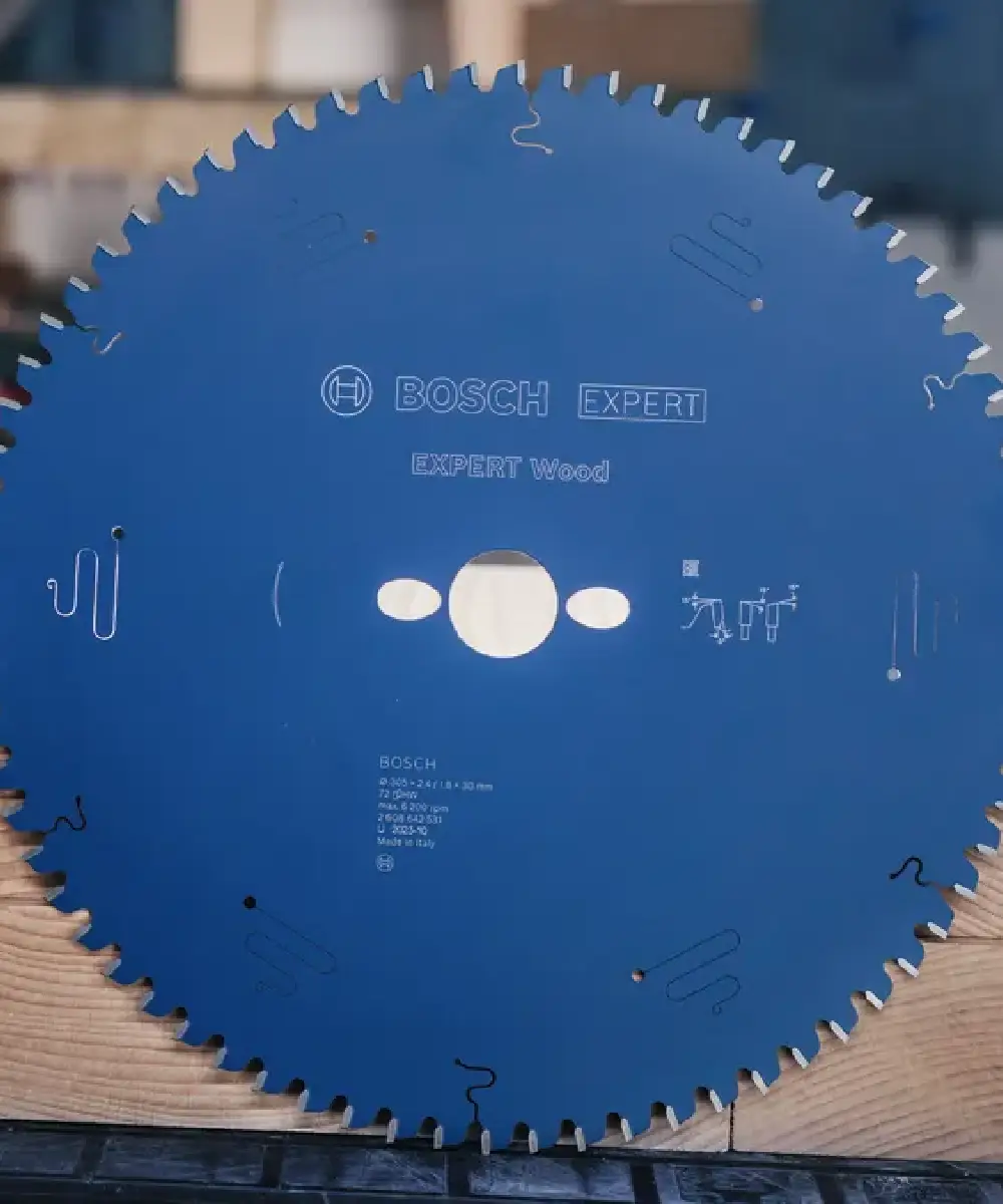 Kružna pila Bosch Expert Wood za rezanje drva, 210-315 mm, plava boja.
