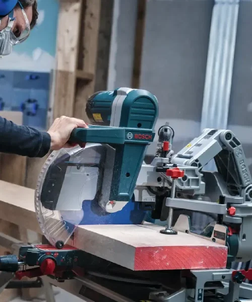 Bosch akumulatorska kružna pila za drvo na radnom stolu.