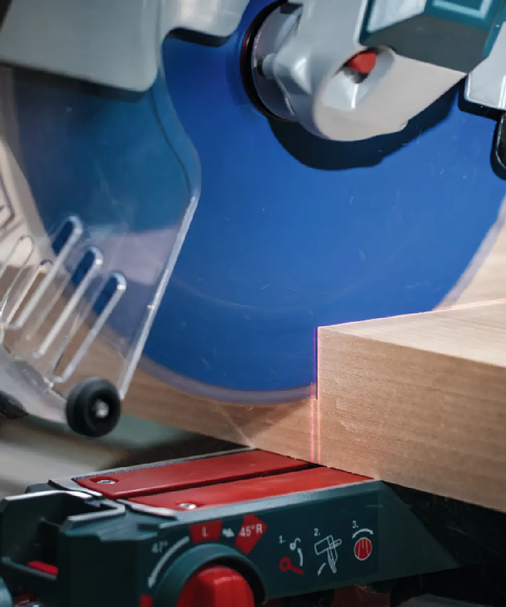 Prijenosna kružna pila Bosch EXPERT Wood za rezanje drva, prikazana u radu.