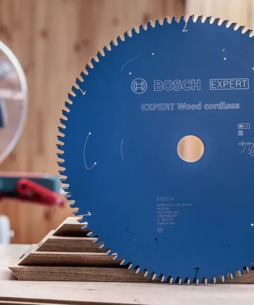 Bosch EXPERT Wood Cordless pilu disk za drvo 216-305 mm na radnom stolu.