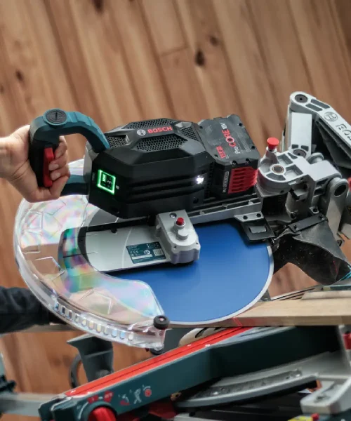 Akumulatorska pila za drvo BOSCH EXPERT Wood s baterijom i zaštitnim poklopcem.