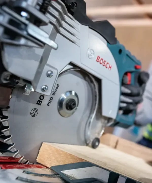 Bosch PRO Wood pila za drvo s preciznim rezom i sigurnosnim značajkama.