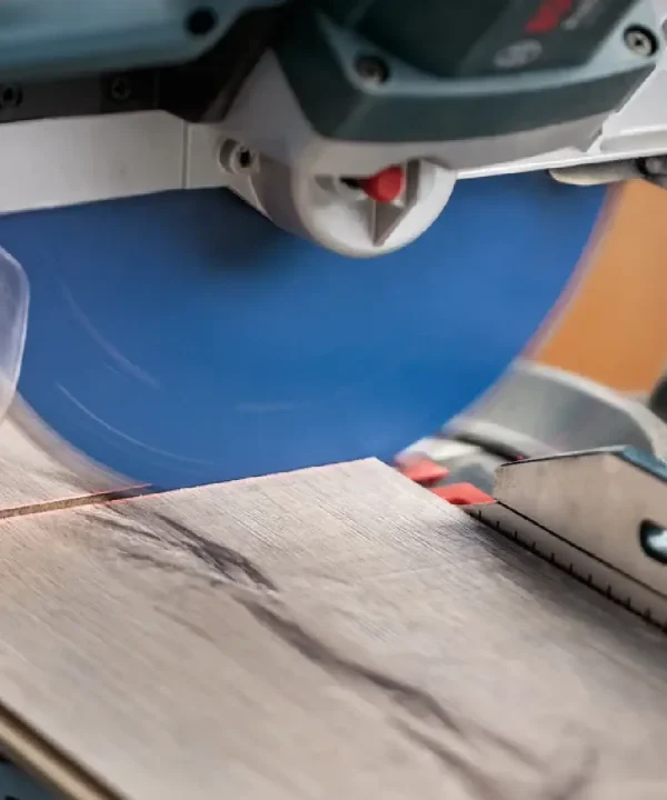 Kružna pila Bosch za rezanje laminata s preciznom oštricom od 216-254 mm.