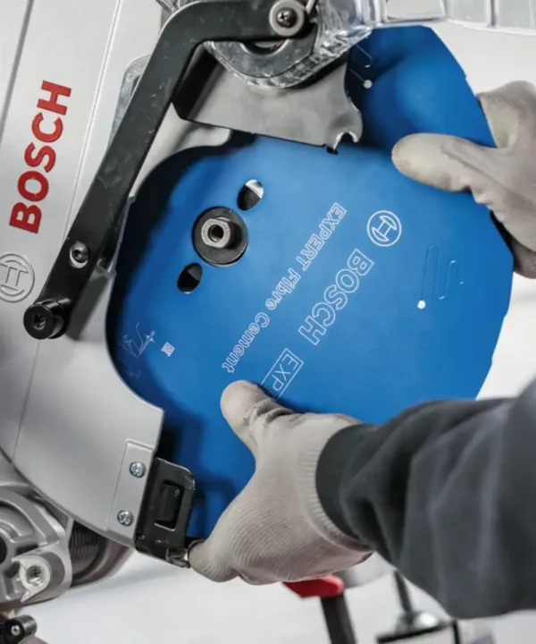 Radnik postavlja Bosch EXPERT Fibre Cement pilu za vlaknocementne ploče.