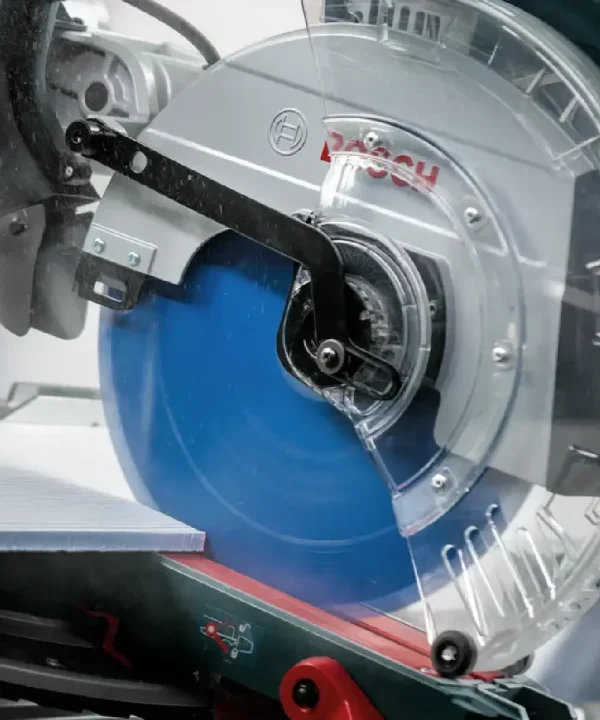Bosch kružna pila za vlaknocementne ploče s plavim diskovima i zaštitnim kućištem.