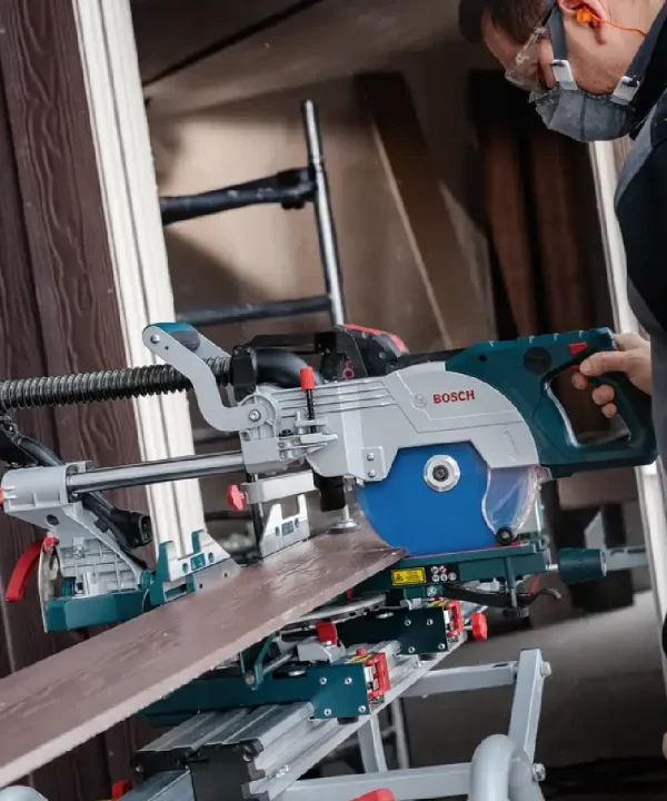 Bosch akumulatorska pila za rezanje vlaknocementnih ploča s vodilicom i zaštitnom opremom.
