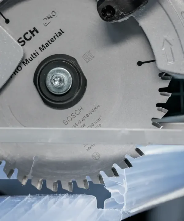Detalj kružne pile BOSCH za rezanje raznih materijala, precizna i pouzdana.
