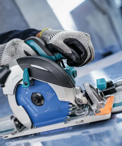 Radnik s rukavicama koristi ručnu kružnu pilu za aluminij BOSCH EXPERT Aluminium 150-235 mm.