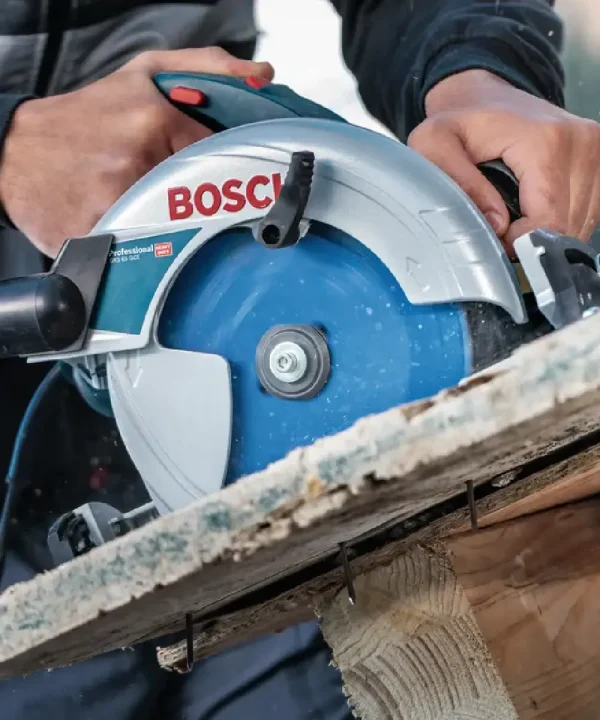 Bosch kružna pila za drvo u upotrebi, precizno rezanje drvenog komada.