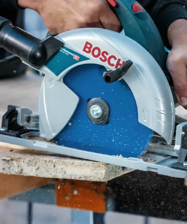 Bosch ručna kružna pila za drvo u akciji, rezanje drvenog komada.