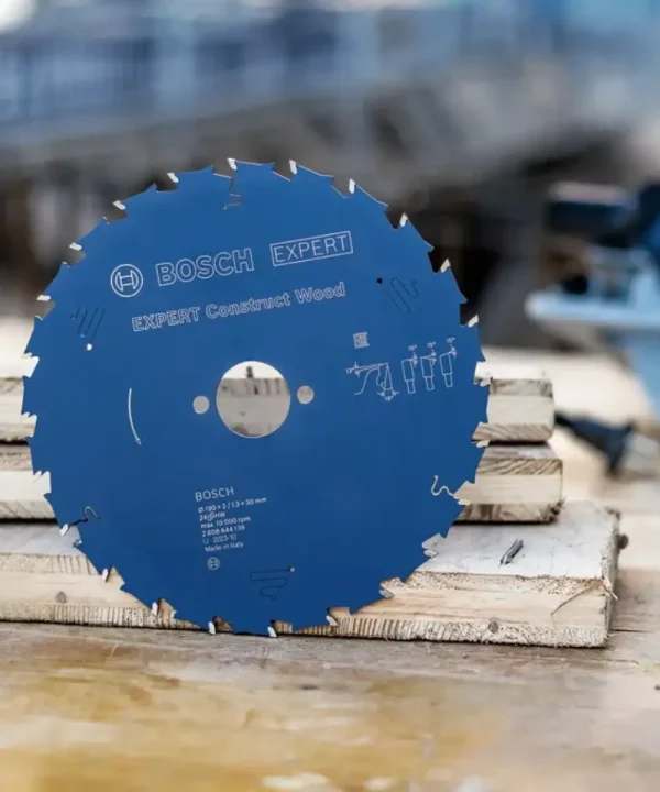 Bosch Expert Construction Wood Circular Saw Blade 160-235 mm na drvenom podlošku.