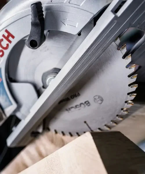 Detalj Bosch ručne kružne pile s oštricom i zaštitom za rezanje drva.