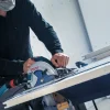 BOSCH list za ručnu kružnu pilu za sendvič panele EXPERT Sandwich Panel 160-450 mm Radnik s Bosch kružnom pilom za rezanje sendvič panela u radionici.