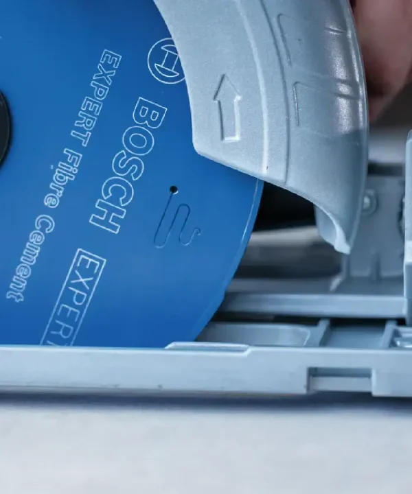 Bosch kružna pila za vlaknocementne ploče s plavom zaštitom i oznakama.