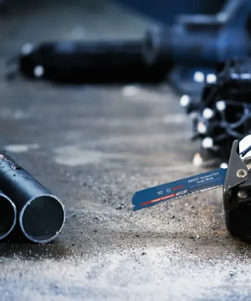 BOSCH sabljasta pila s oštricom za tvrdo metal 225 mm na radnoj površini.