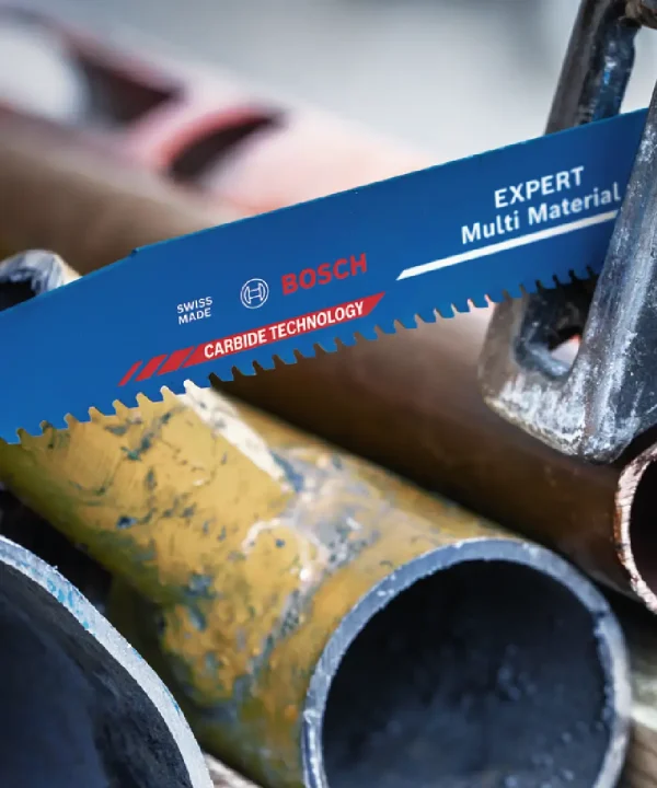Bosch EXPERT Multi Material sablasta pila 225 mm s gazom i oštricama za razne materijale.