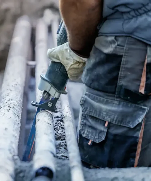 Radnik s pilom za metal na građevinskoj konstrukciji, Bosch EXPERT S1255CHC.
