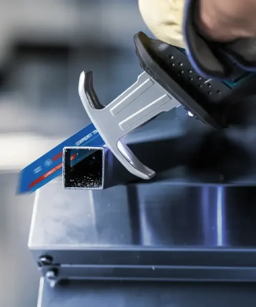 Bosch sabljasta pila EXPERT S922EHM s oštricom od 150 mm za precizno rezanje metala.