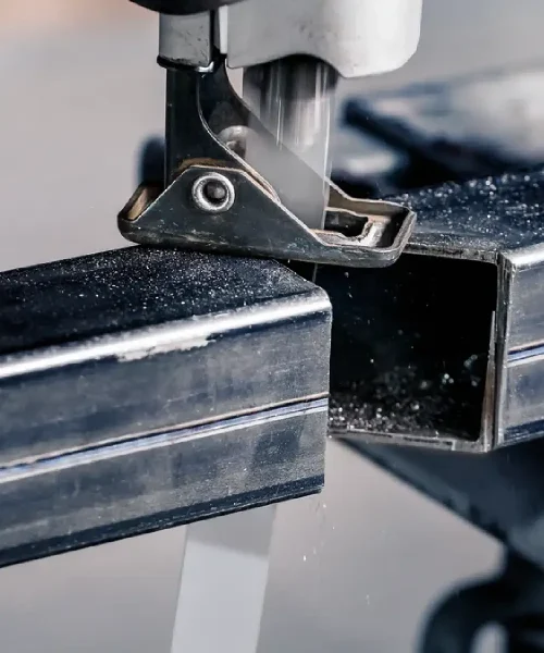 Prijenosna pila za metal s oštricama od 150 mm, prikazana u radu.
