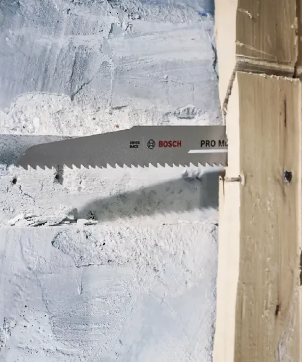 Bosch PRO sabljasta pila ugrađena u konstrukciju drvenog zida.