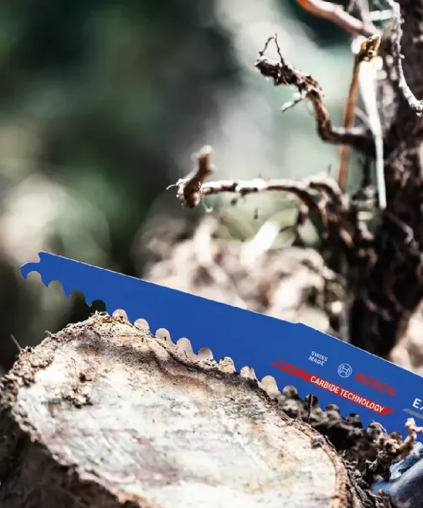 Sabljasta pila BOSCH za rezanje drva i grana, 225 mm, prikazana na drvetu.