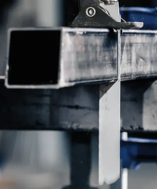 Metalni okvir za sabljastu pilu s preciznim rezom, industrijska oprema.