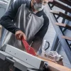 BOSCH list za stolnu kružnu pilu za drvo EXPERT Wood 190-350 mm Radnik s kružnom pilom za drvo, zaštitna oprema, rad u radionici.